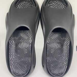 NWT Pretty Little Thing Rubber Slides Sandle Black Woman’s Size 8UK 10US